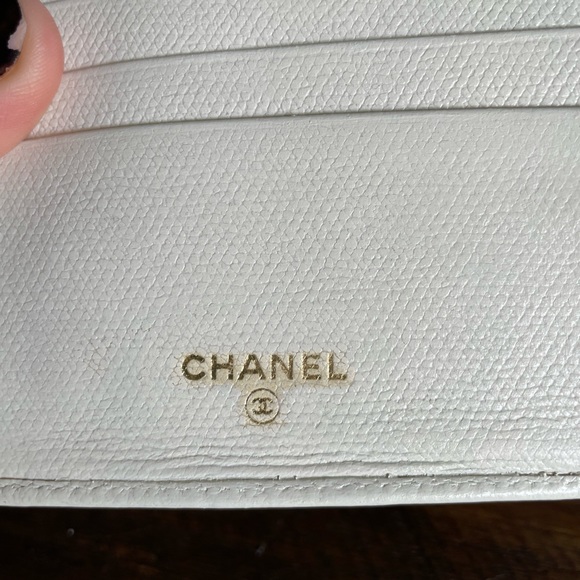 Vintage white Chanel bifold recently restored - Picture 4 of 9